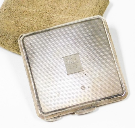 An Edward VIII silver compact, square set with engine turned detailing and central panel stamped A Vida 19.6.37, opening to reveal powder section and mirror, London 1936, 2¾oz, in slip case.