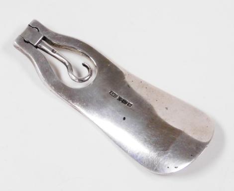 A silver shoe horn, with additional bag clip, Sheffield 1997, 10cm wide, 2oz.