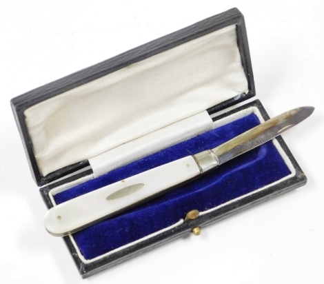 A cased silver and mother of pearl handled pen knife, the mother of pearl handle with oval shield, the blade Sheffield 1942, in a fitted case.