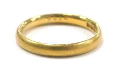 A 22ct gold wedding band, 3.7g.