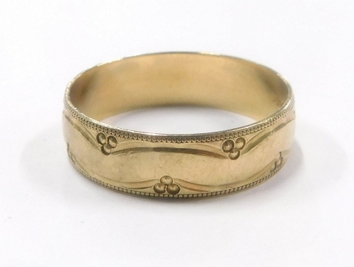 A 9ct gold wedding band, of etched outer floral design, ring size V½, 3.2g.
