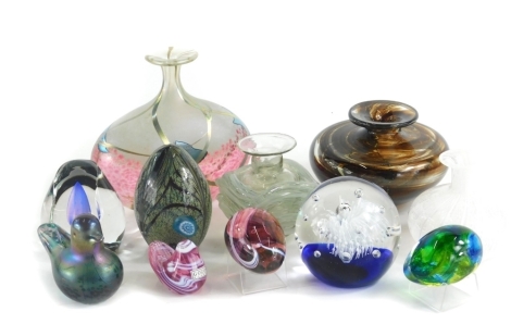 Various studio and other glass paperweights, etc., to include an opalescent bird, 8cm high, Mdina swirl glass vase, various other studio glass, etc. (a quantity)