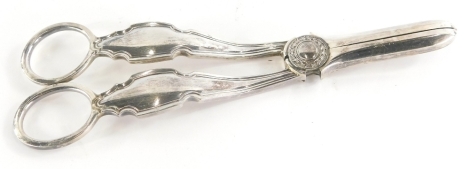 A pair of Georgian style Elizabeth II silver grape scissors, each with plain ends and shaped handles, Sheffield 1961, 15cm wide, 3½oz.