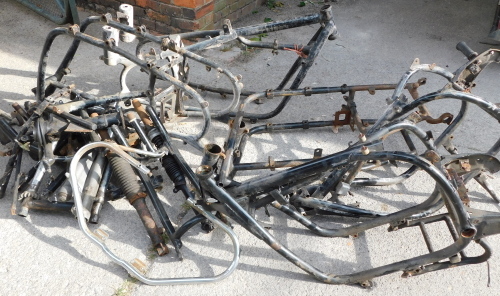 Five motorcycle frames and various motorcycle frame parts. (a quantity)