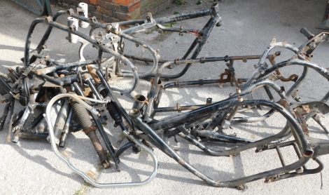 Five motorcycle frames and various motorcycle frame parts. (a quantity)