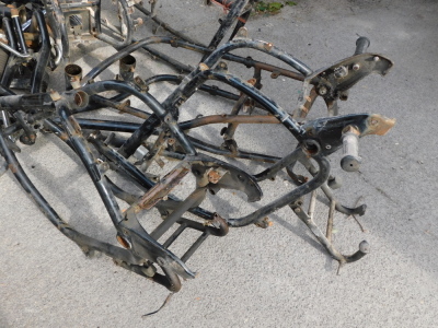 Five motorcycle frames and various motorcycle frame parts. (a quantity) - 2