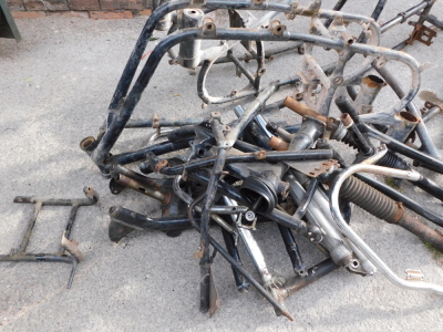 Five motorcycle frames and various motorcycle frame parts. (a quantity) - 3