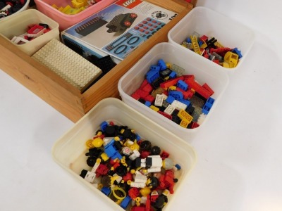 Lego, including figures, in a box and loose. (a quantity) - 2