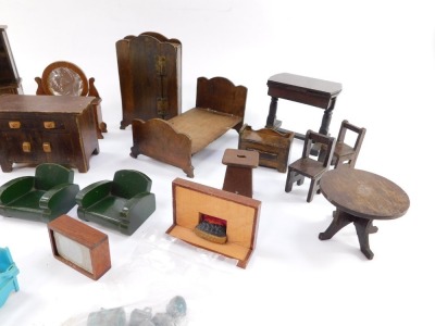 Wooden dolls house furniture, Kleeware furniture, dolls figures, etc. (a quantity) - 2