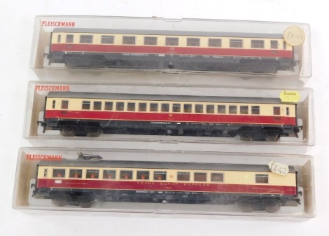 Three Fleischmann HO gauge DB coaches, comprising a corridor coach 5160, further coach 5163, and a dining car 5162, all boxed. (3)