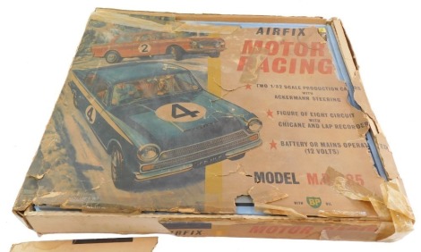 An Airfix motor racing set, with two 1:32 scale reproduction cars with Ackermann steering, and a figure of eight circuit with chicane and lap recorder, battery or mains operated, 7110, boxed. (AF)