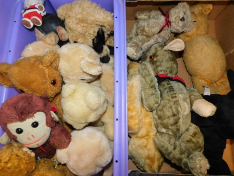 Teddy bears and soft toys. (a quantity)