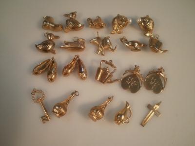 A quantity of 9ct gold bracelet charms