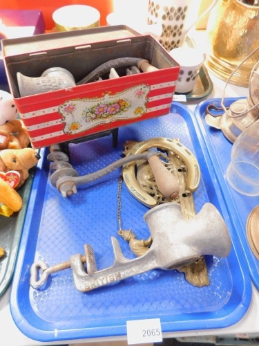 Bygones, to include mincer, trivet, brass horseshoe, brass horse figure, metal tin, etc. (1 tray)