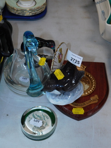 A small group of ceramics, to include a Porsgrund bird ornament, glass swan, paperweight, wall plaque, fan, etc. (a quantity)