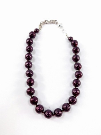 A modern pearl effect graduated necklace, with a maroon type lustre finish, with chrome heart clasp, 44cm long.