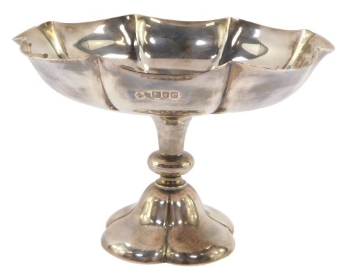 A Victorian silver pedestal comport, of fluted form, Horace Woodward Co Ltd, London 1900, 20.5cm diameter, 16.0toz.