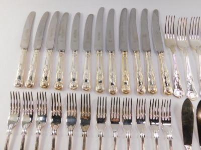 Silver plated flat ware decorated in the Kings pattern, including tablespoons, fish knives and forks, cake forks, teaspoons, etc. (a quantity) - 2