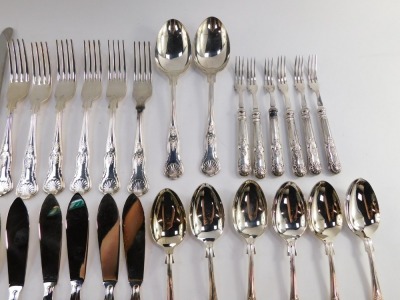 Silver plated flat ware decorated in the Kings pattern, including tablespoons, fish knives and forks, cake forks, teaspoons, etc. (a quantity) - 3