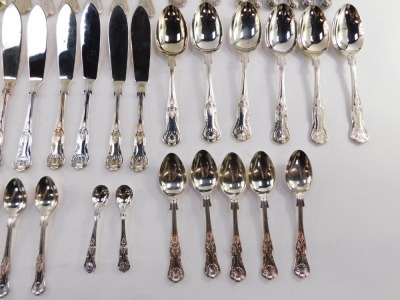 Silver plated flat ware decorated in the Kings pattern, including tablespoons, fish knives and forks, cake forks, teaspoons, etc. (a quantity) - 4