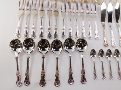 Silver plated flat ware decorated in the Kings pattern, including tablespoons, fish knives and forks, cake forks, teaspoons, etc. (a quantity) - 5