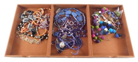 Silver and costume jewellery, including lapis lazuli, carnelian and amethyst beads, contained in a three drawer leather chest.