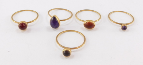 Five 18ct gold and cabochon gem set rings, sizes O-P, 6.7g.