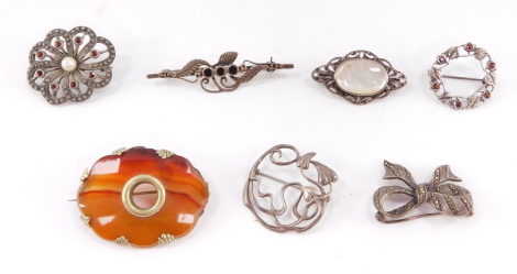 Silver and costume brooches, including an Art Nouveau foliate brooch, and an agate set brooch. (7)