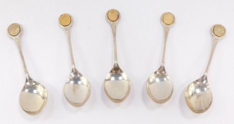 A set of five silver teaspoons, with silver gilt terminals, repousee decorated with flowers, Sheffield 1973, 4.2toz.