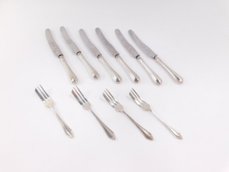 A set of four silver cake forks, Sheffield 1962, 1.7toz., together with silver handled fruit knives, Sheffield 1955.