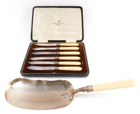 A cased set of Walker & Hall silver plated and bone handled fish knives, together with an ivory handled crumb scoop with a silver collar. (2)