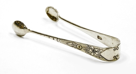 A pair of Victorian silver sugar nips, with engine turned floral detailing, London 1888, ½oz.