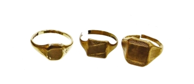 Three 9ct gold signet rings, to include one complete ring, Birmingham circa 1915, and two 9ct gold cut signet rings, 11.6g all in. (3)