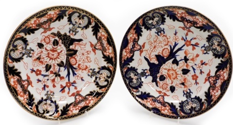 Two Crown Derby Kings pattern cabinet plates, 26cm wide.