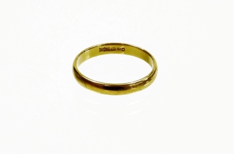 An 18ct gold wedding band, maker B Bros, ring size O½, 2.5g.