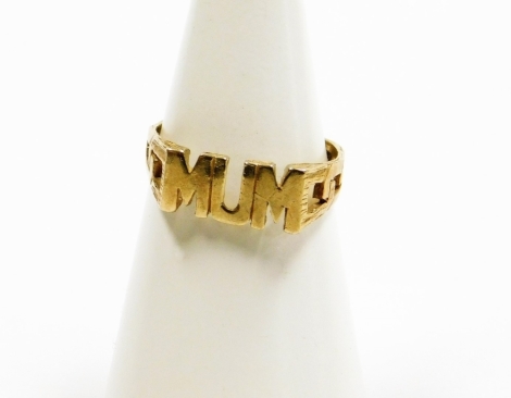 A 9ct gold Mum ring, with pierced design shoulders, ring size M½, 1.6g.