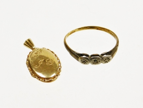 Two items of jewellery, to include a small 9ct gold oval locket bearing initials JG, 2cm high, and a 9ct gold and plat dress ring, missing stones, 3.9g all in. (2)