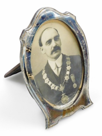 An Edwardian silver framed photograph frame, with flared top, Birmingham 1913, 17cm x 12cm, in a blue velvet backing.