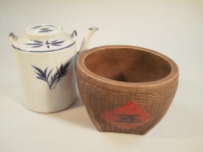 A Chinese blue and white cylindrical teapot with lid