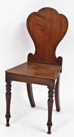 A late 19thC oak hall chair, with shield back on turned front legs and splayed back legs, of plain design, 90cm high, 40cm wide, 35cm deep.