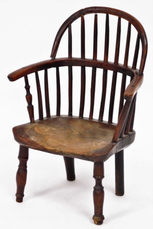 A 19thC child's Windsor chair, yew, ash and elm, with turned legs 54cm high, 43cm wide and 26cm deep.