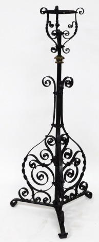 A late 19thC wrought iron and brass oil lamp, with twist column supports, 124cm high.