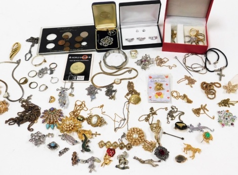 A group of costume jewellery, to include dress rings, loose coinage, decorative brooches, gold plated chains, etc. (1 tray)