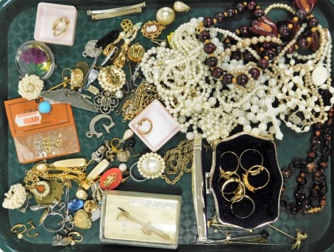 A small group of costume jewellery, a single 9ct gold hoop earring, dress rings, clip on earrings, stick pins, etc. (1 tray)