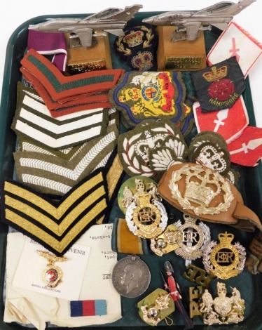 A group of Military related items, to include Royal Engineers badges, sawn crests, a 1914-18 medal inscribed DVRA Novel RA 149648, RAF plane plaques, etc. (1 tray)