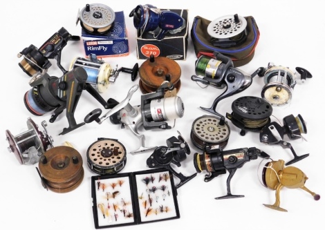 A group of fishing tackle, Silstar40 spool, Bam310 spool, a Leader rim fly, a wooden spool, various flies, etc. (1 box)