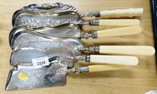 Six bone handled and silver plated crumb scoops, some with berry and floral design, the other with shall scallop shaping. (6)