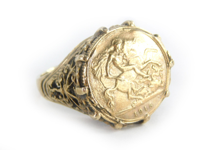 A gentlemans yellow metal ring, mounted with a 1915 half gold sovereign, unmarked, 12.7g all in.