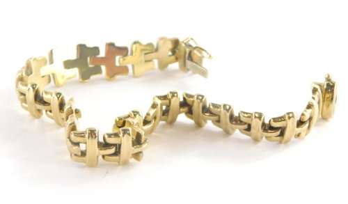 A 9ct gold bracelet, with table links and slide in clip clasp, 22cm long, 20.2g.