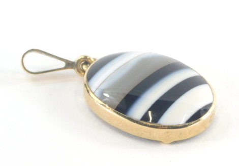 A 9ct gold bulls eye agate pendant, with central oval agate, with black, grey and white stripes, 4cm high, 6.5g all in.